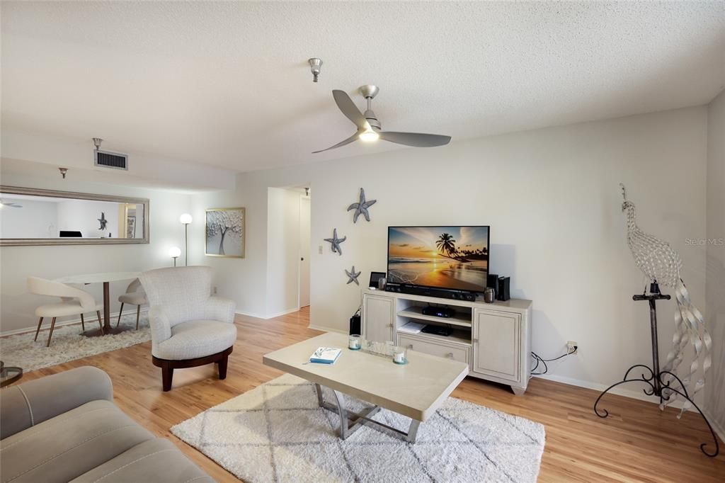 For Sale: $140,000 (1 beds, 1 baths, 864 Square Feet)