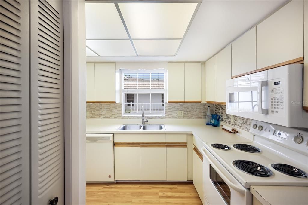 For Sale: $140,000 (1 beds, 1 baths, 864 Square Feet)