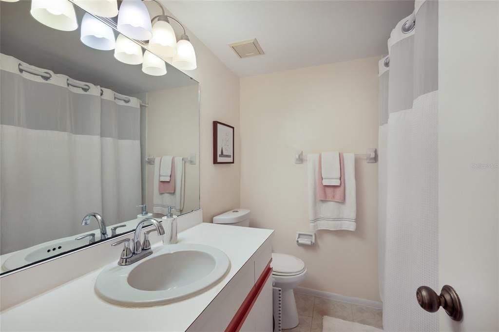 For Sale: $140,000 (1 beds, 1 baths, 864 Square Feet)