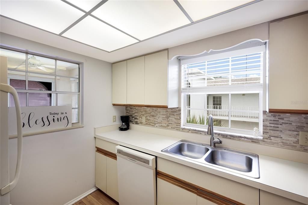 For Sale: $140,000 (1 beds, 1 baths, 864 Square Feet)