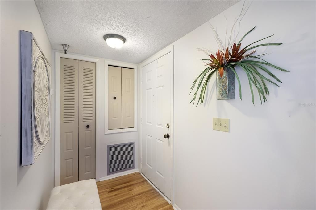 For Sale: $140,000 (1 beds, 1 baths, 864 Square Feet)
