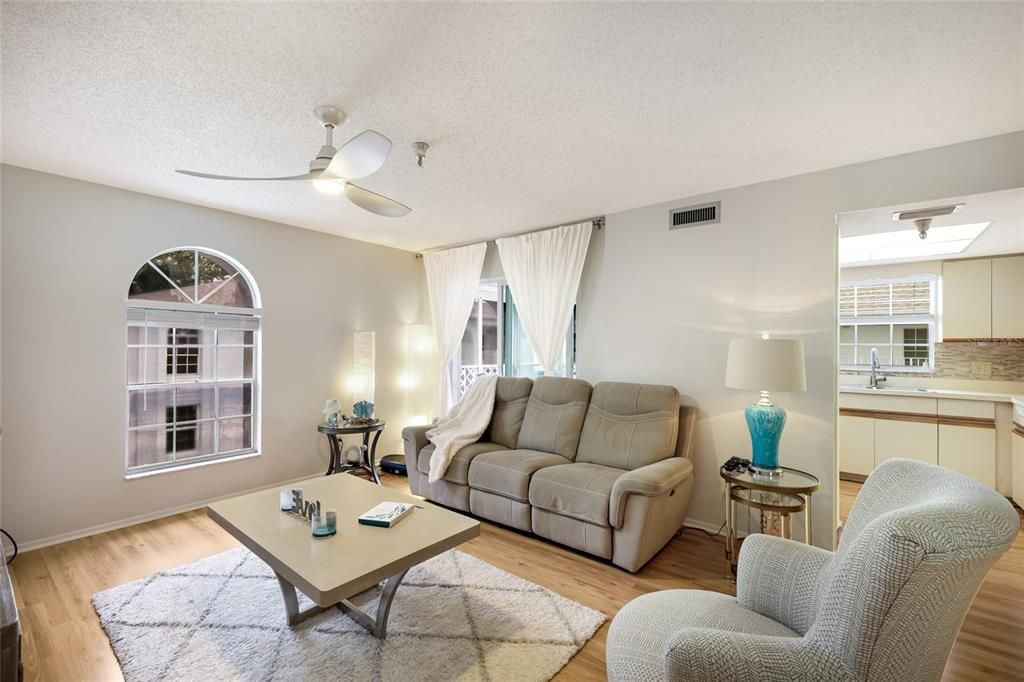 For Sale: $140,000 (1 beds, 1 baths, 864 Square Feet)
