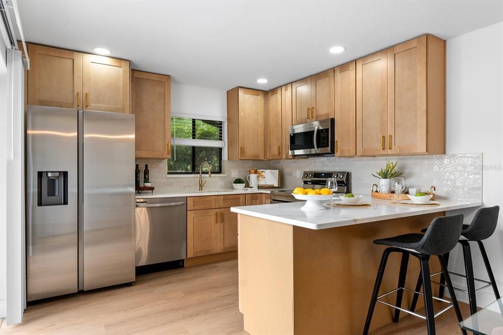 На продажу: $249,990 (2 спален, 2 ванн, 1302 Квадратных фут)