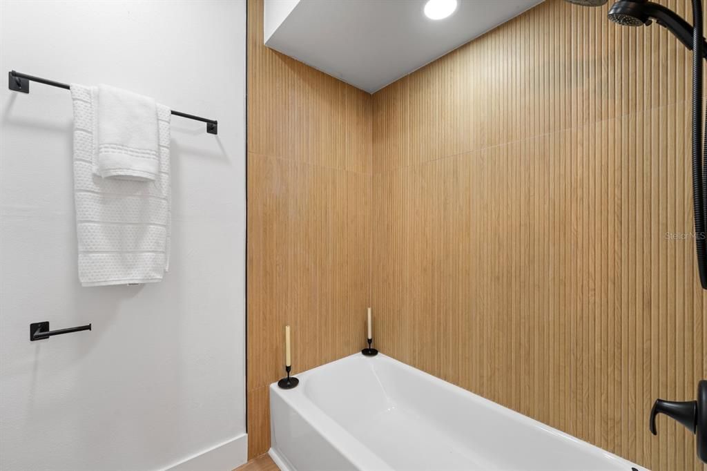 На продажу: $249,990 (2 спален, 2 ванн, 1302 Квадратных фут)