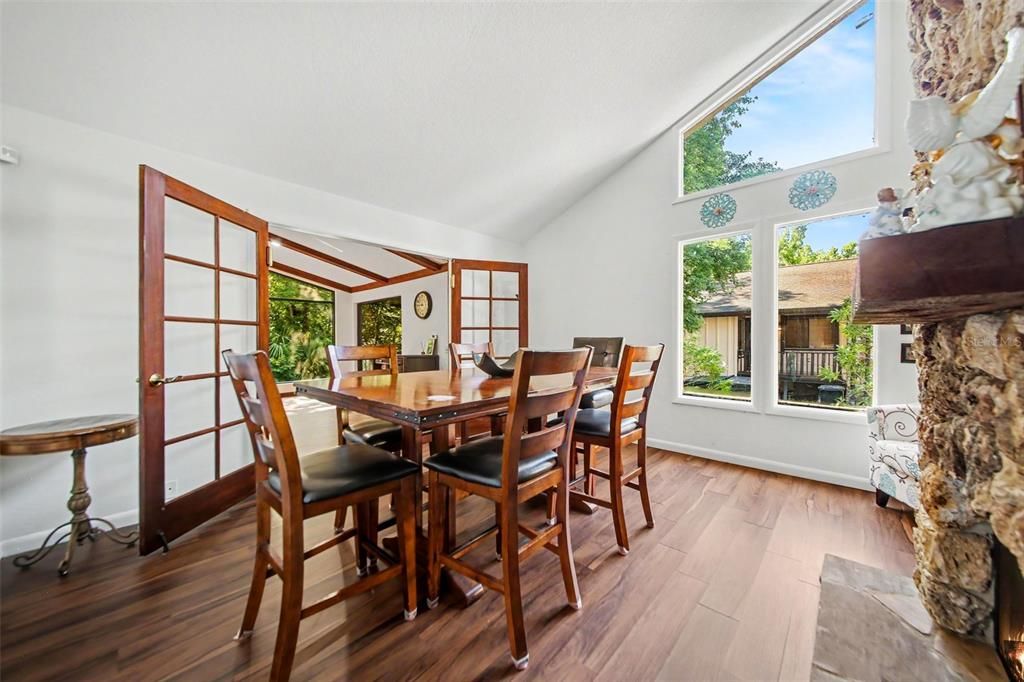 Activo con contrato: $335,000 (3 camas, 3 baños, 2106 Pies cuadrados)