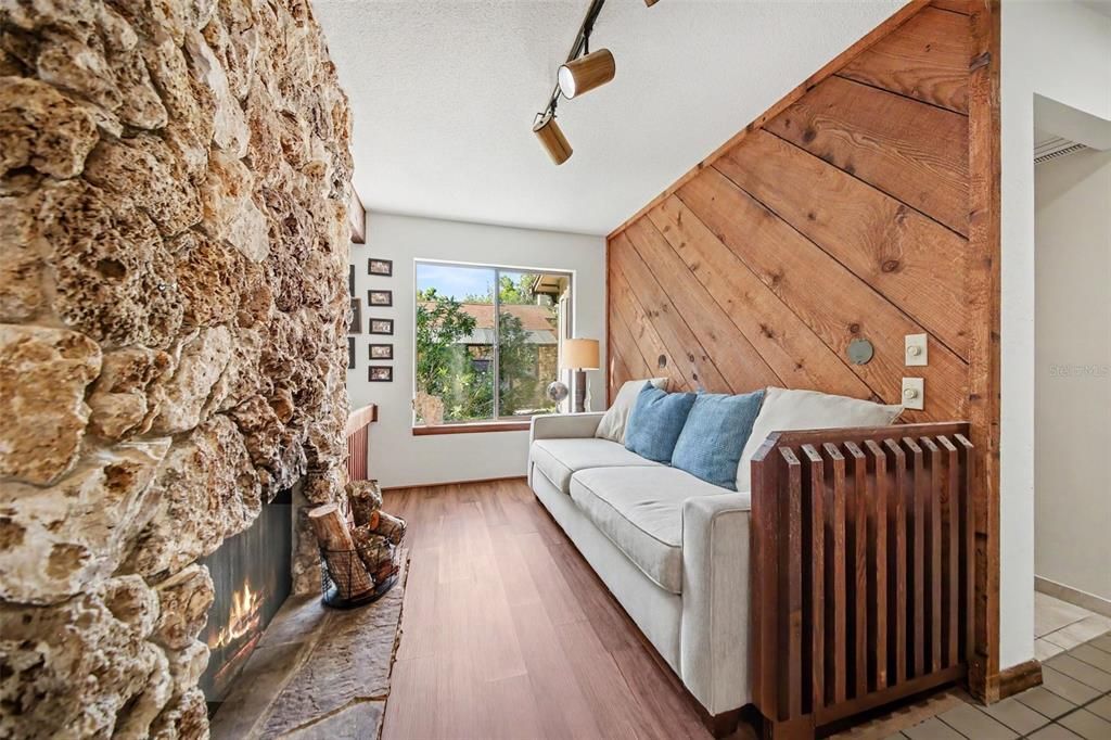 Activo con contrato: $335,000 (3 camas, 3 baños, 2106 Pies cuadrados)