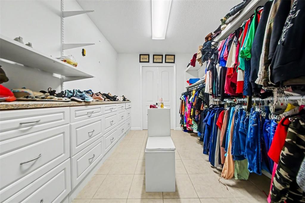 Activo con contrato: $335,000 (3 camas, 3 baños, 2106 Pies cuadrados)