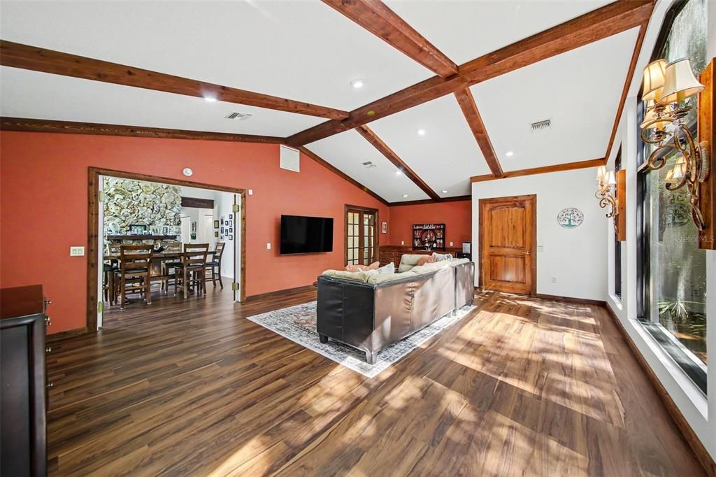 Activo con contrato: $335,000 (3 camas, 3 baños, 2106 Pies cuadrados)