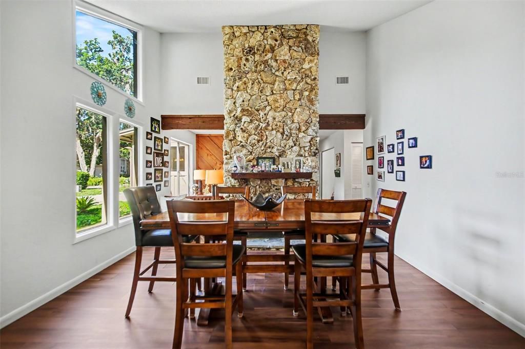 Activo con contrato: $335,000 (3 camas, 3 baños, 2106 Pies cuadrados)