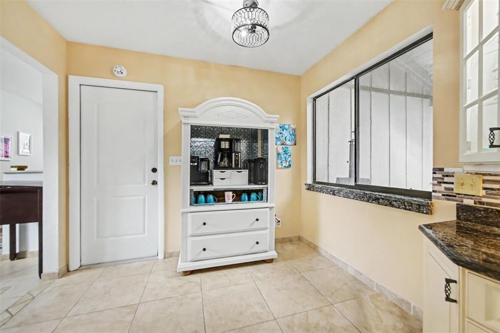Activo con contrato: $335,000 (3 camas, 3 baños, 2106 Pies cuadrados)