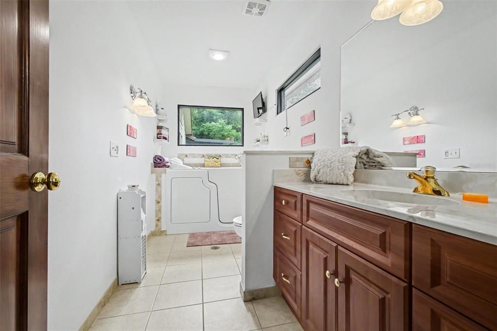 Activo con contrato: $335,000 (3 camas, 3 baños, 2106 Pies cuadrados)