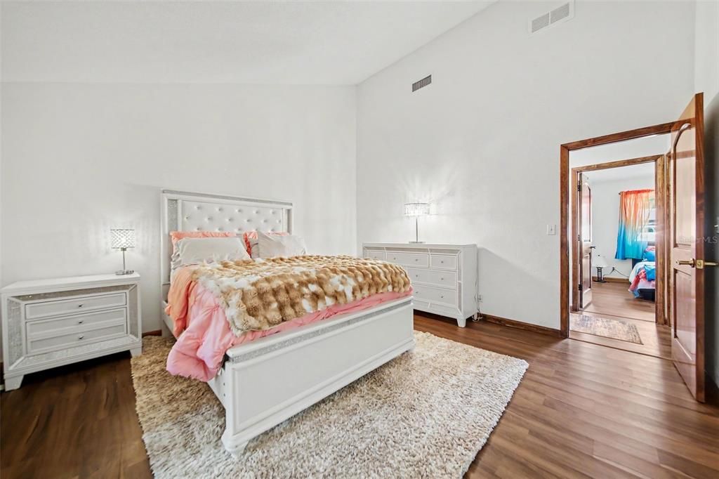 Activo con contrato: $335,000 (3 camas, 3 baños, 2106 Pies cuadrados)