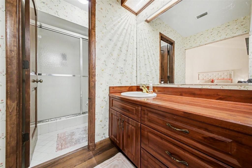 Activo con contrato: $335,000 (3 camas, 3 baños, 2106 Pies cuadrados)