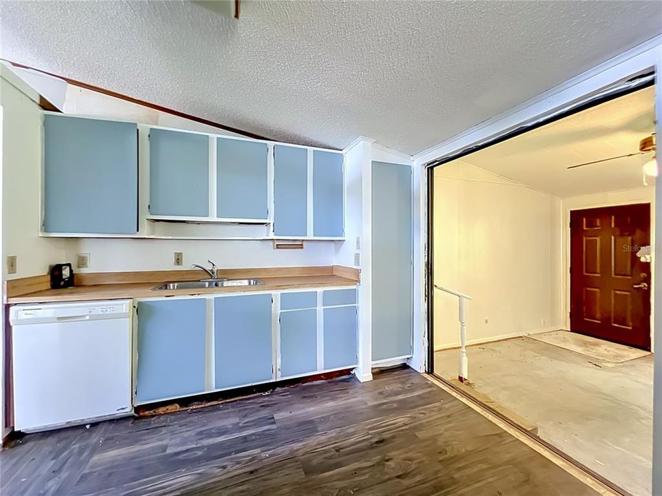 На продажу: $199,900 (2 спален, 1 ванн, 912 Квадратных фут)