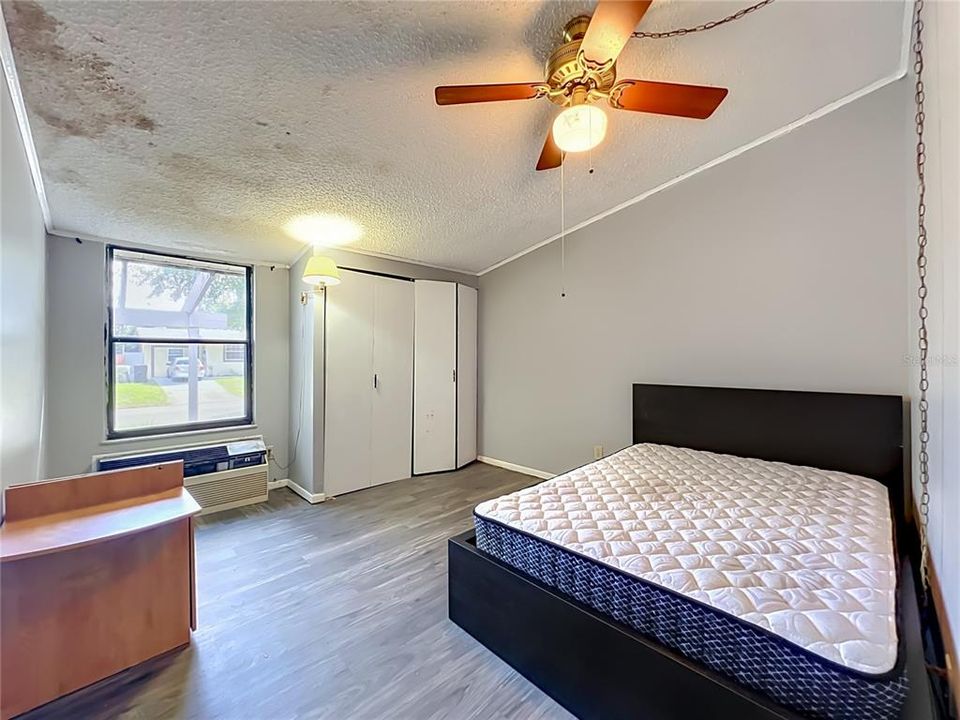 На продажу: $199,900 (2 спален, 1 ванн, 912 Квадратных фут)