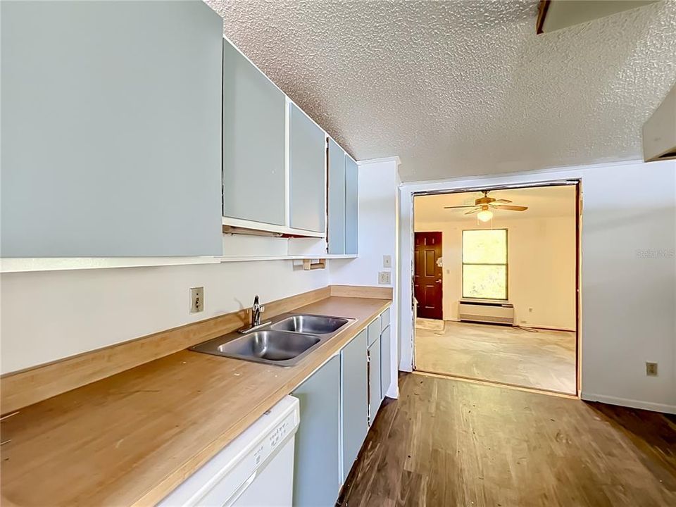 На продажу: $199,900 (2 спален, 1 ванн, 912 Квадратных фут)