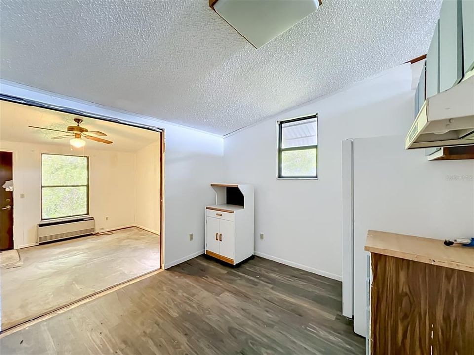 На продажу: $199,900 (2 спален, 1 ванн, 912 Квадратных фут)