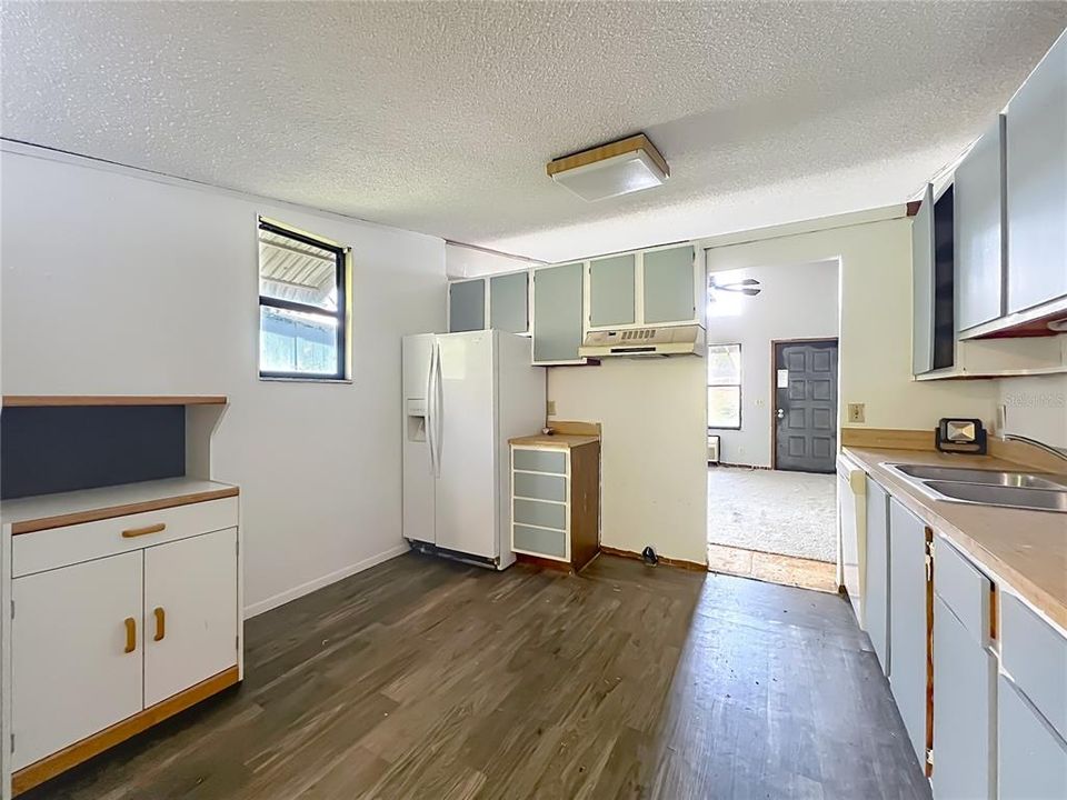 На продажу: $199,900 (2 спален, 1 ванн, 912 Квадратных фут)