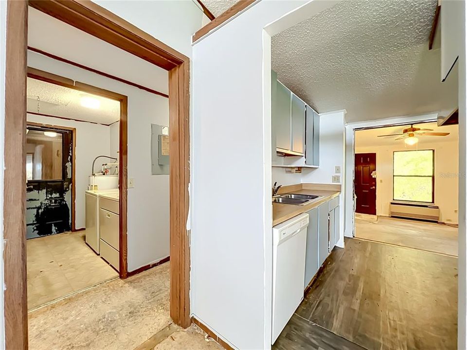 На продажу: $199,900 (2 спален, 1 ванн, 912 Квадратных фут)