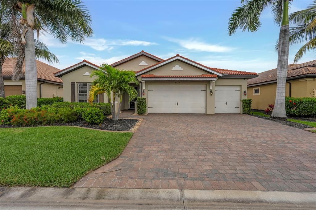 For Sale: $569,000 (3 beds, 3 baths, 2647 Square Feet)