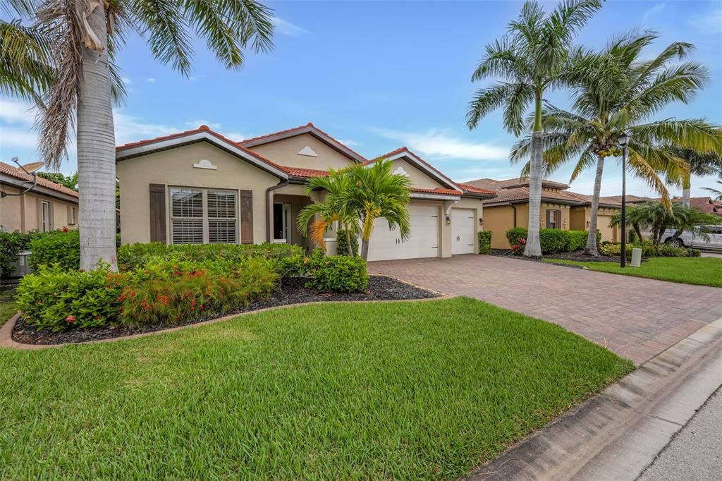 For Sale: $569,000 (3 beds, 3 baths, 2647 Square Feet)