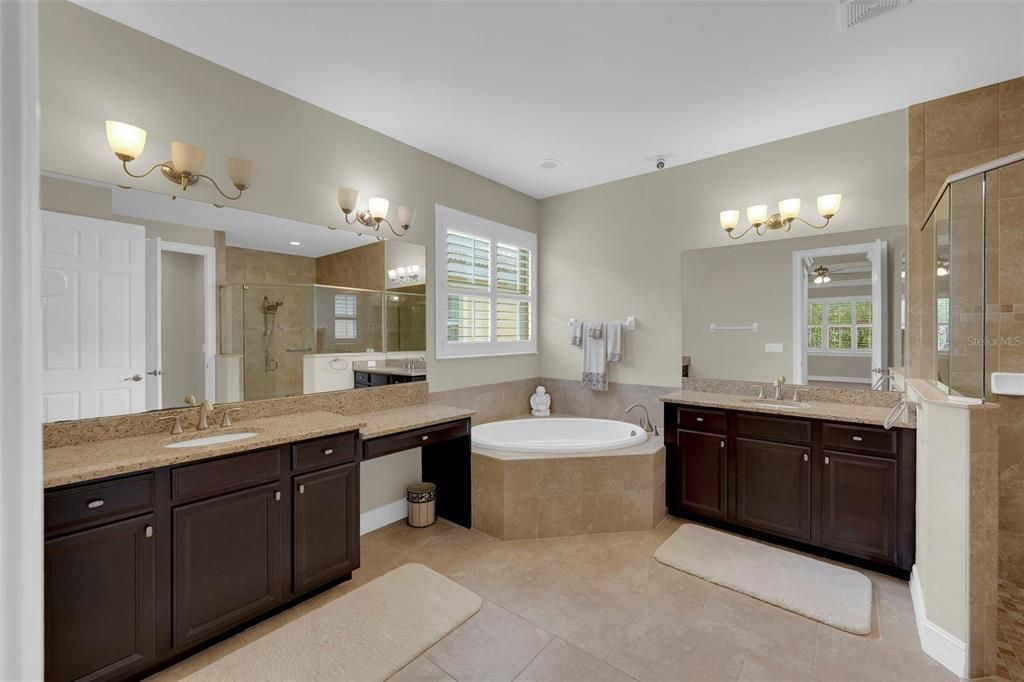 For Sale: $569,000 (3 beds, 3 baths, 2647 Square Feet)