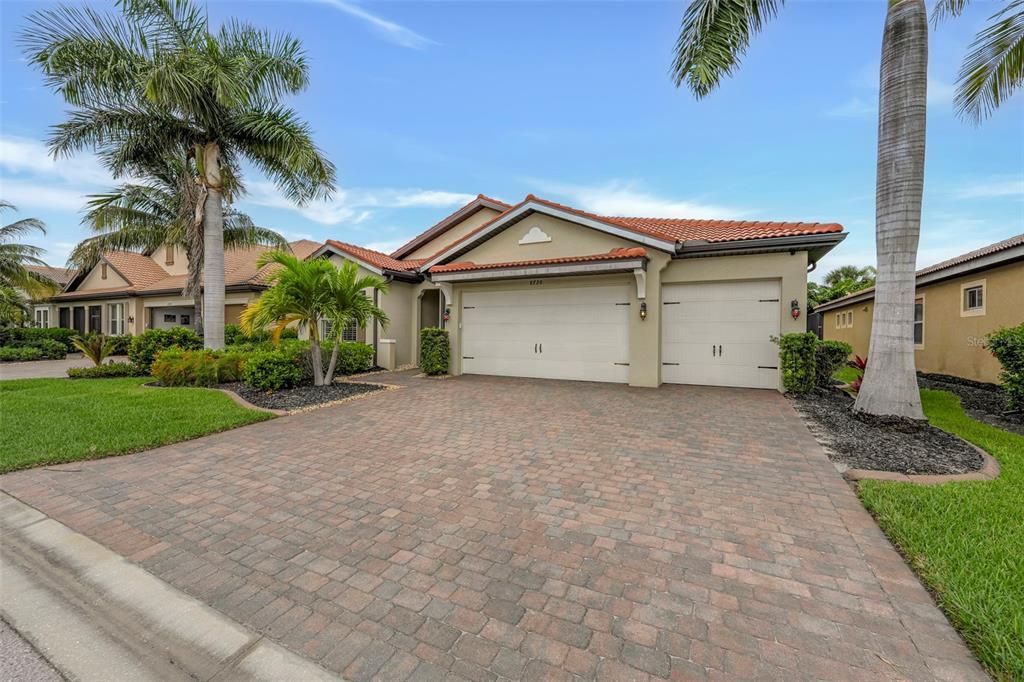 For Sale: $569,000 (3 beds, 3 baths, 2647 Square Feet)
