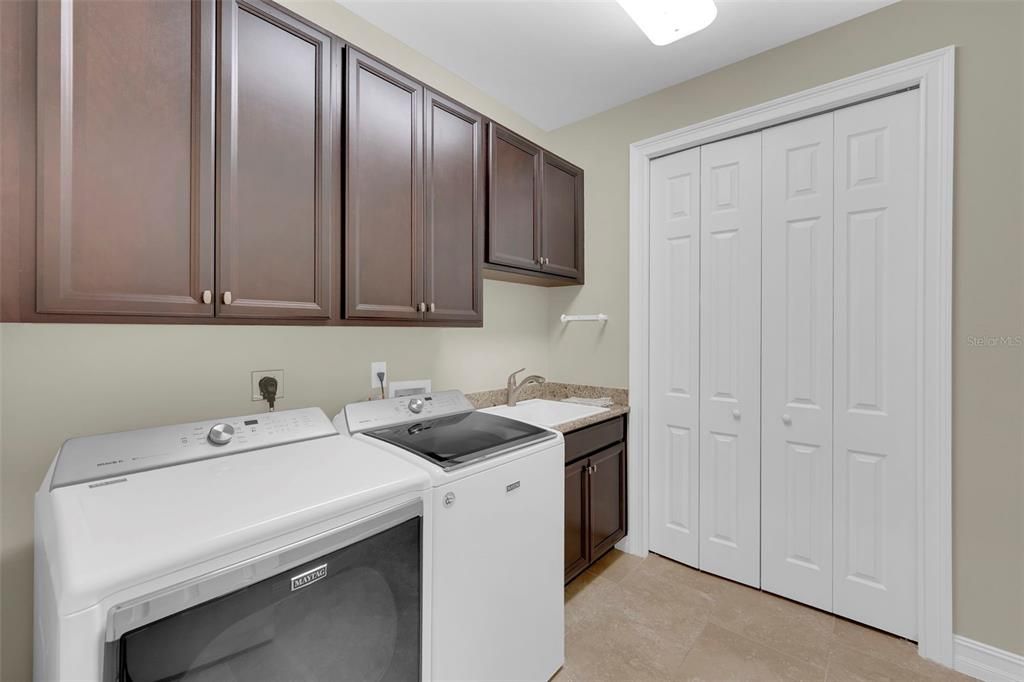 For Sale: $569,000 (3 beds, 3 baths, 2647 Square Feet)