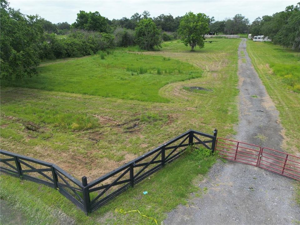 На продажу: $850,000 (5.01 acres)
