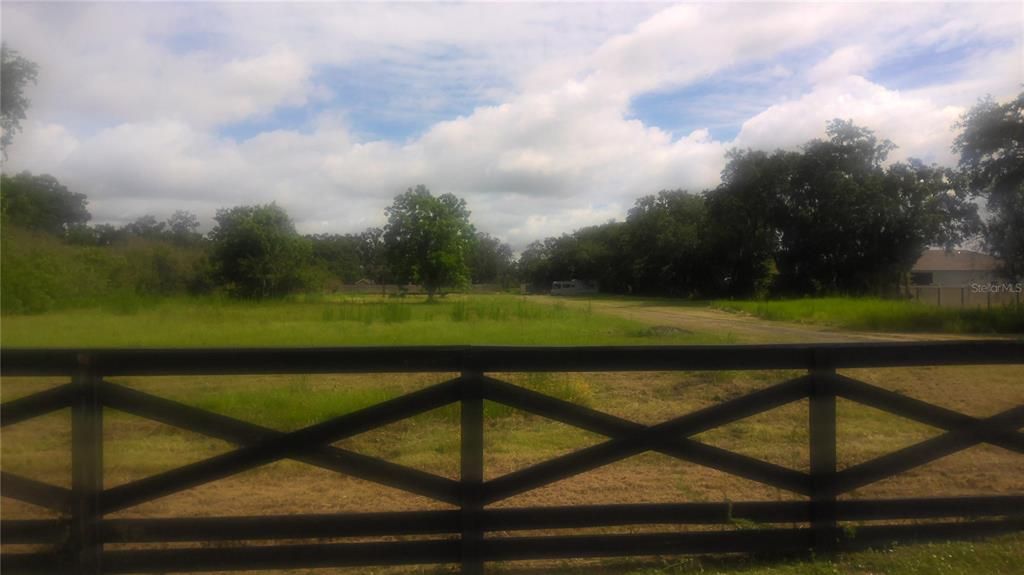 На продажу: $850,000 (5.01 acres)