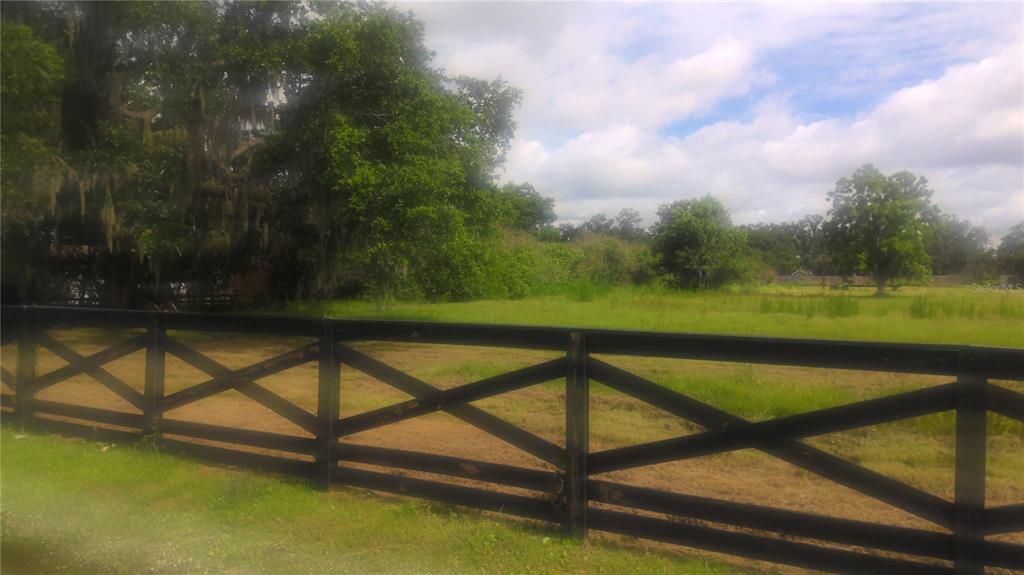 На продажу: $850,000 (5.01 acres)