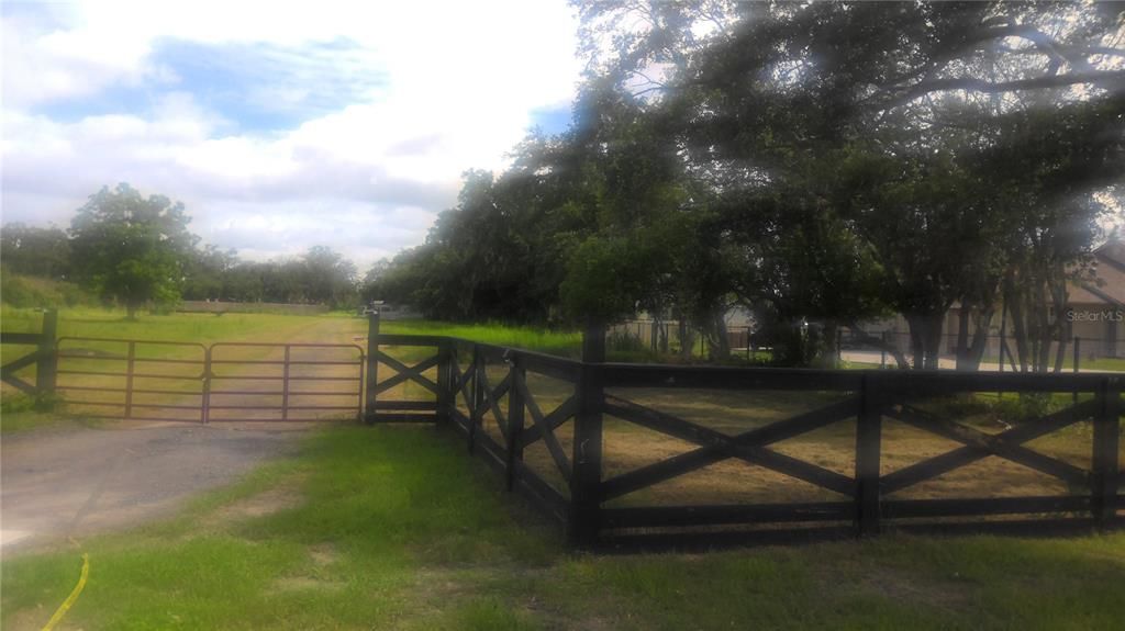 На продажу: $850,000 (5.01 acres)