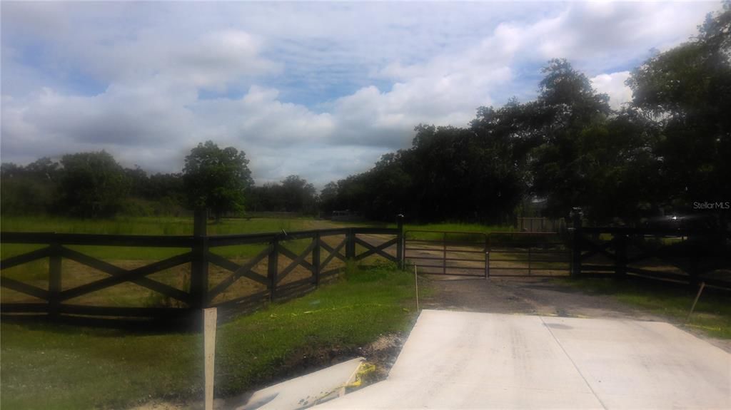 На продажу: $850,000 (5.01 acres)