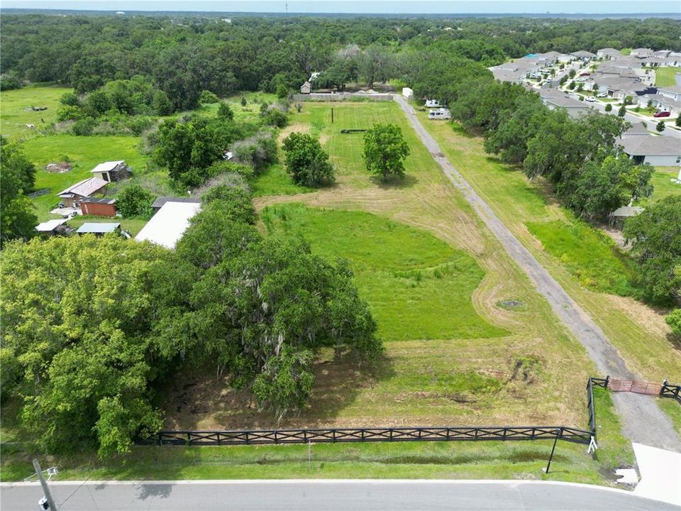 На продажу: $850,000 (5.01 acres)