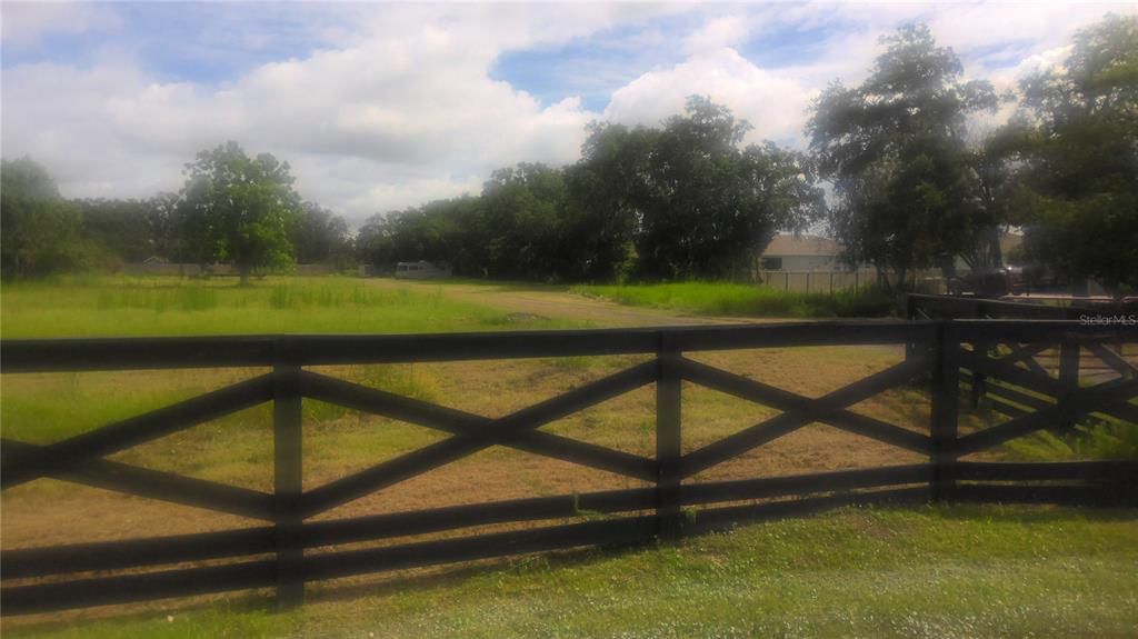 На продажу: $850,000 (5.01 acres)