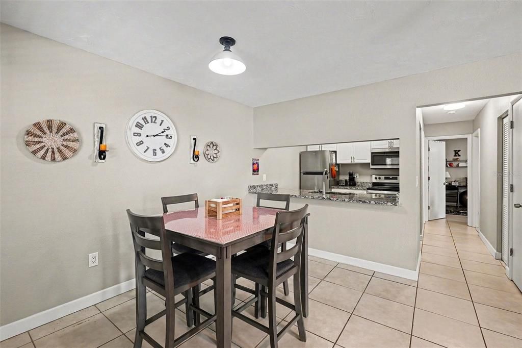 For Sale: $149,888 (2 beds, 2 baths, 912 Square Feet)