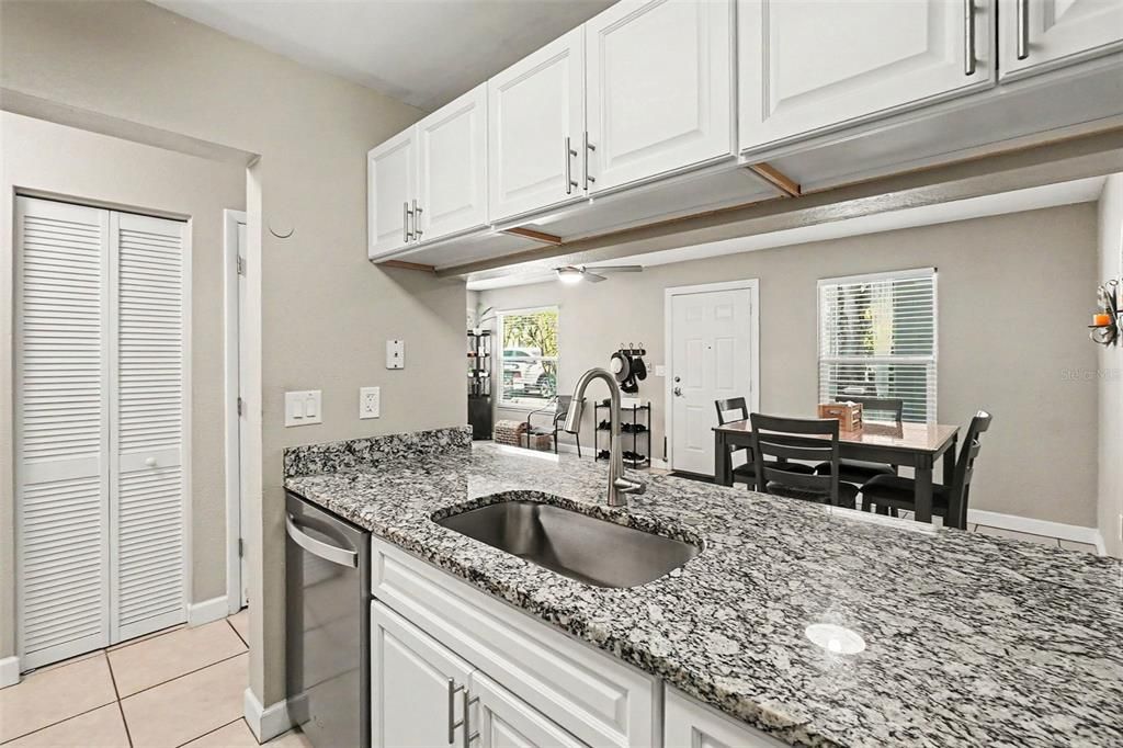 For Sale: $149,888 (2 beds, 2 baths, 912 Square Feet)