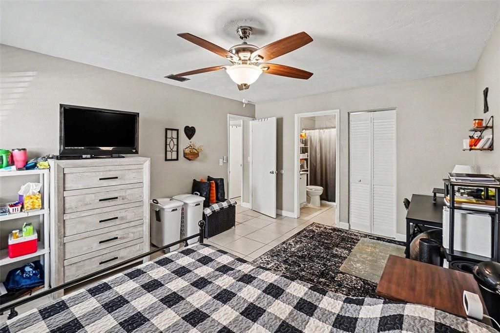 For Sale: $149,888 (2 beds, 2 baths, 912 Square Feet)