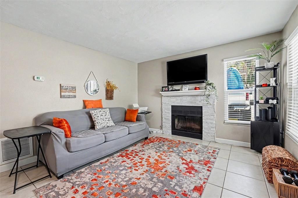 For Sale: $149,888 (2 beds, 2 baths, 912 Square Feet)