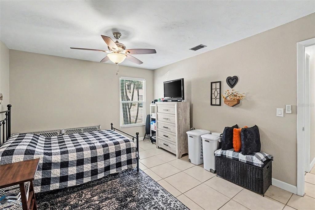 For Sale: $149,888 (2 beds, 2 baths, 912 Square Feet)