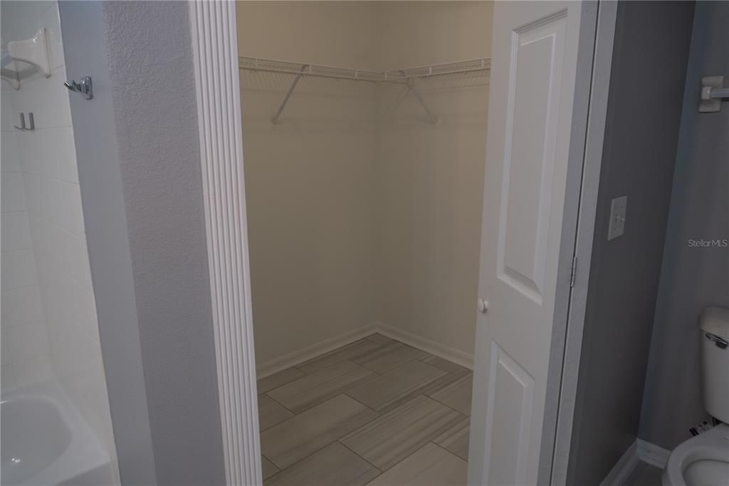 Active With Contract: $1,995 (3 beds, 2 baths, 1194 Square Feet)