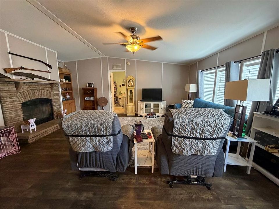 For Sale: $220,000 (3 beds, 2 baths, 1512 Square Feet)
