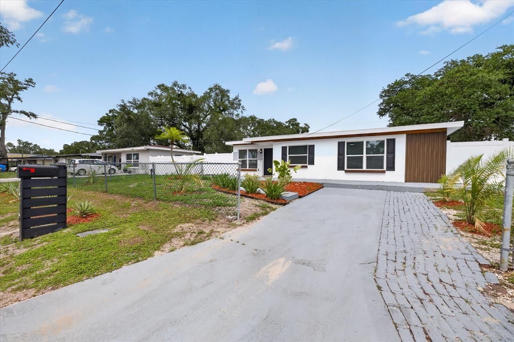 For Sale: $429,900 (5 beds, 4 baths, 1890 Square Feet)