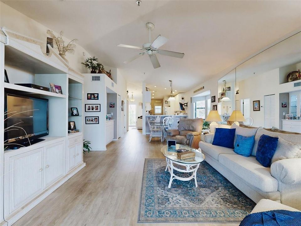 For Sale: $515,000 (2 beds, 2 baths, 1194 Square Feet)