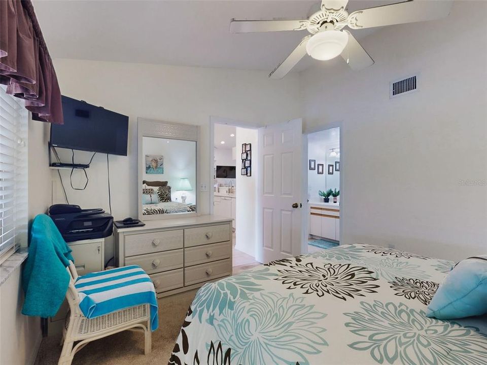 For Sale: $515,000 (2 beds, 2 baths, 1194 Square Feet)