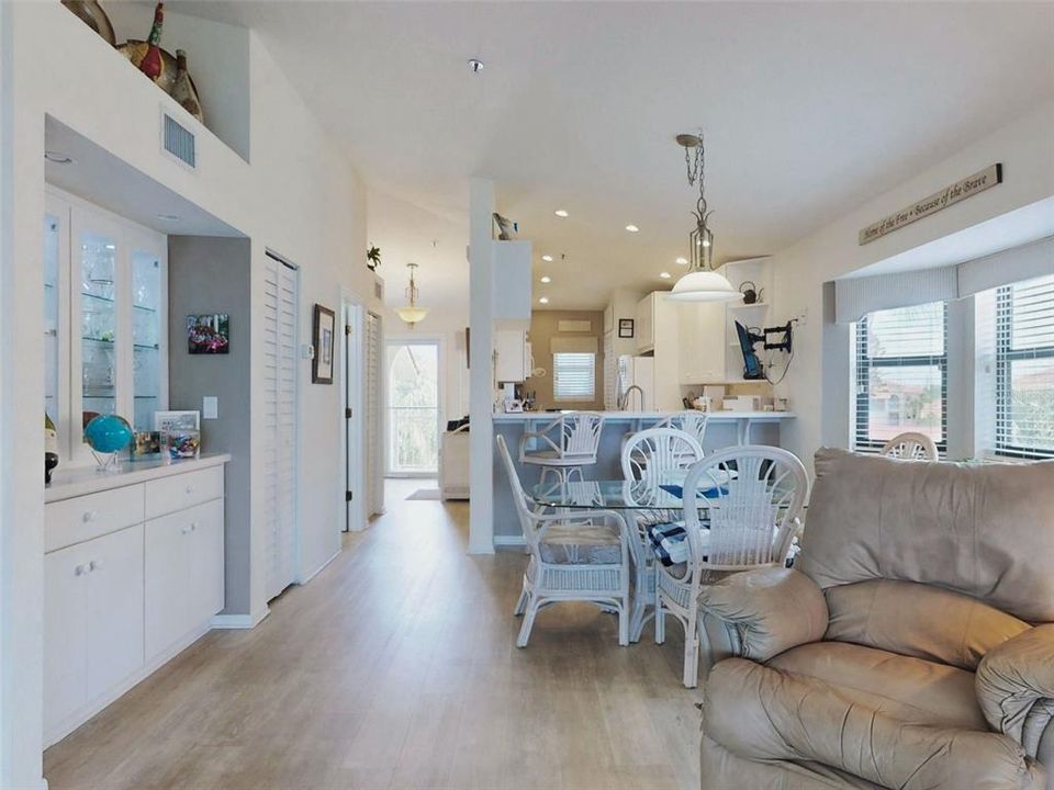 For Sale: $515,000 (2 beds, 2 baths, 1194 Square Feet)