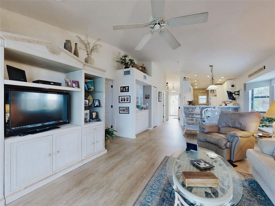 For Sale: $515,000 (2 beds, 2 baths, 1194 Square Feet)