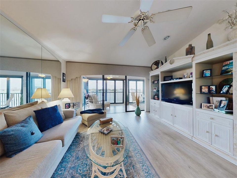 For Sale: $515,000 (2 beds, 2 baths, 1194 Square Feet)