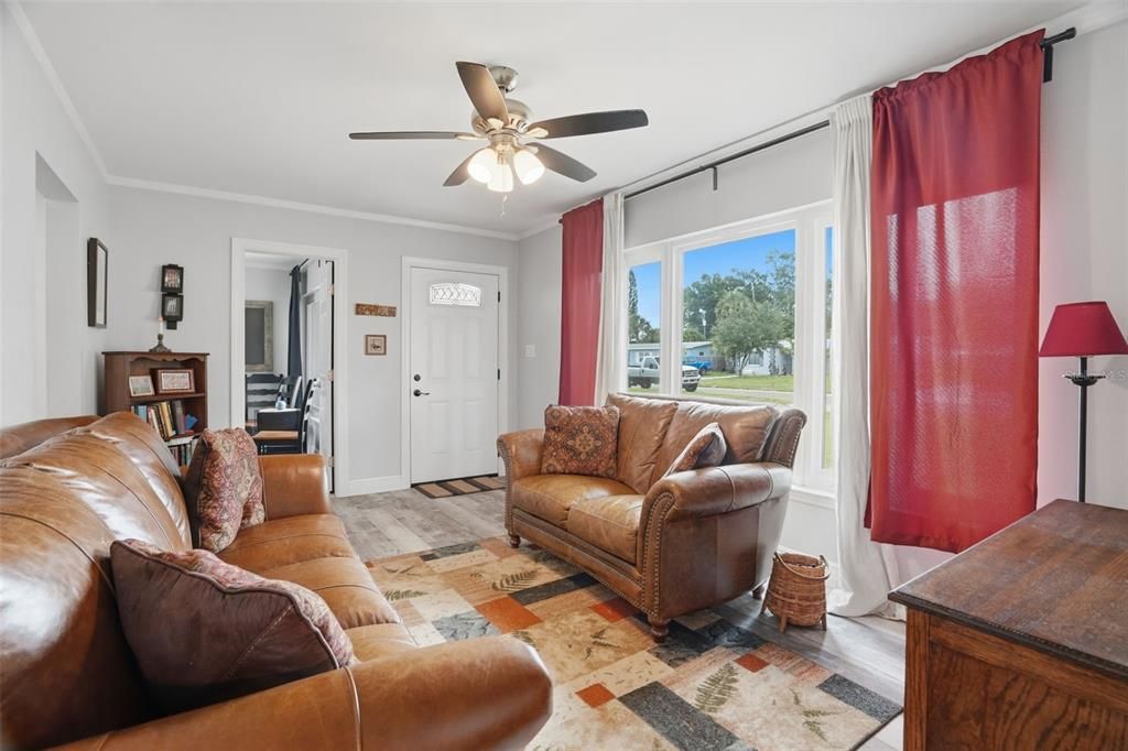 For Sale: $415,000 (3 beds, 1 baths, 1263 Square Feet)