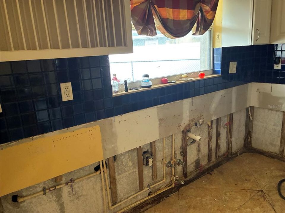 For Sale: $150,000 (3 beds, 2 baths, 2287 Square Feet)